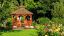 gazebo in legno in un giardino
