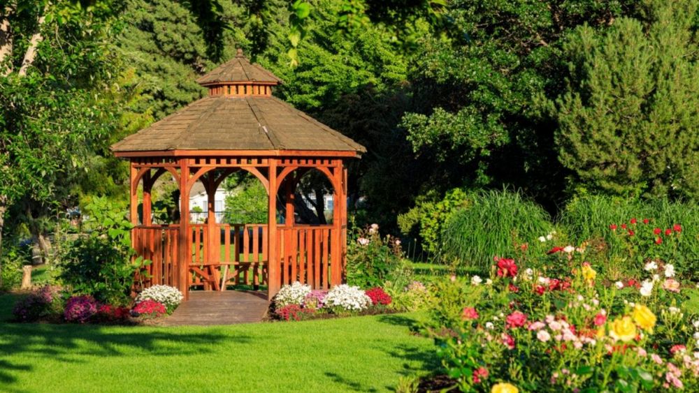 gazebo in legno in un giardino
