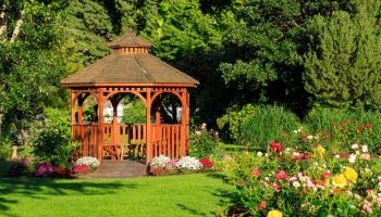 gazebo in legno in un giardino