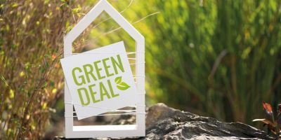 Una casetta su cui c'è scritto Green Deal, la direttiva europea per le case green