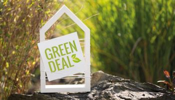 Una casetta su cui c'è scritto Green Deal, la direttiva europea per le case green