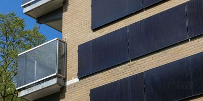 facciata con pannelli fotovoltaici verticali