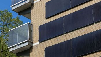 facciata con pannelli fotovoltaici verticali