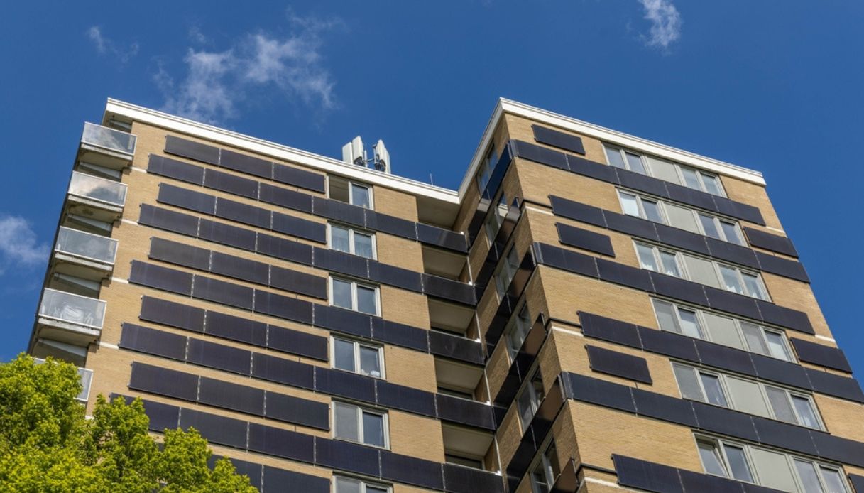 pannelli fotovoltaici verticali su palazzo condominiale