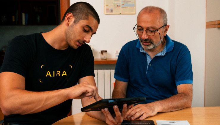 un tecnico offre assistenza per installare la pompa di calore