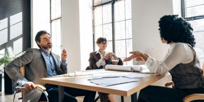 amministratori di condominio che discutono