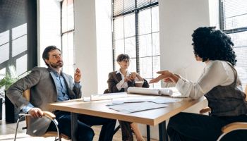 amministratori di condominio che discutono