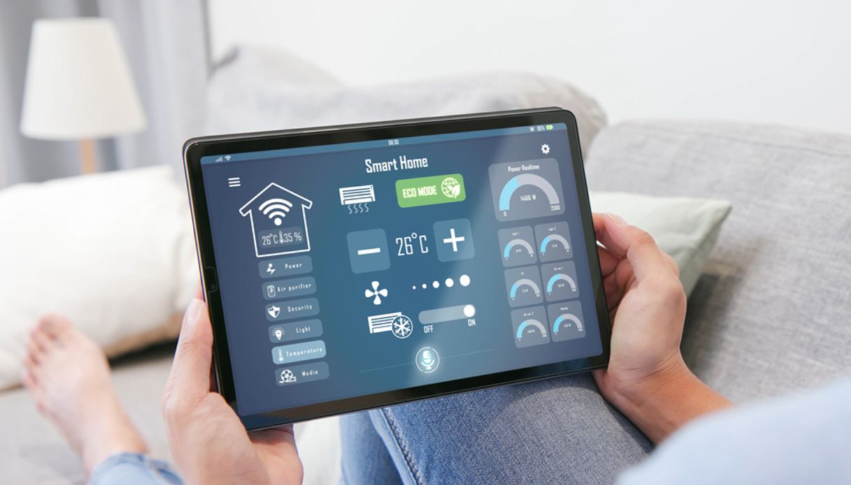 persona che gestisce il condizionatore smart con wifi dal tablet