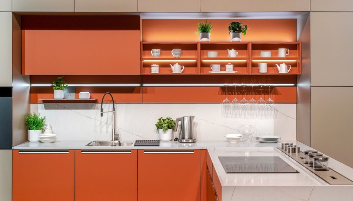 cucina arancione con pareti bianche
