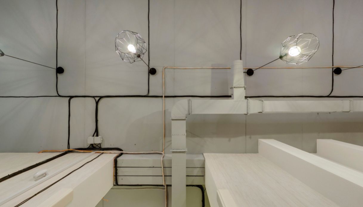 casa con impianto elettrico esterno a vista