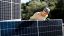 tecnico che installa pannello fotovoltaico, nel 2025 è sempre più conveniente l'energia rinnovabile