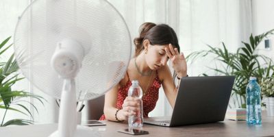 ragazza soffre il caldo dentro casa non ha installato infissi anti-caldo