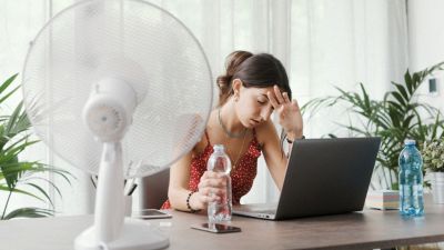 ragazza soffre il caldo dentro casa non ha installato infissi anti-caldo