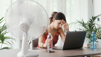 ragazza soffre il caldo dentro casa non ha installato infissi anti-caldo