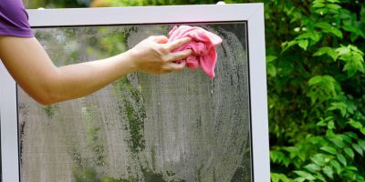 persona che pulisce una zanzariera