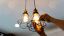 una persona sostituisce la lampada alogena con un nuovo modello di lampada LED