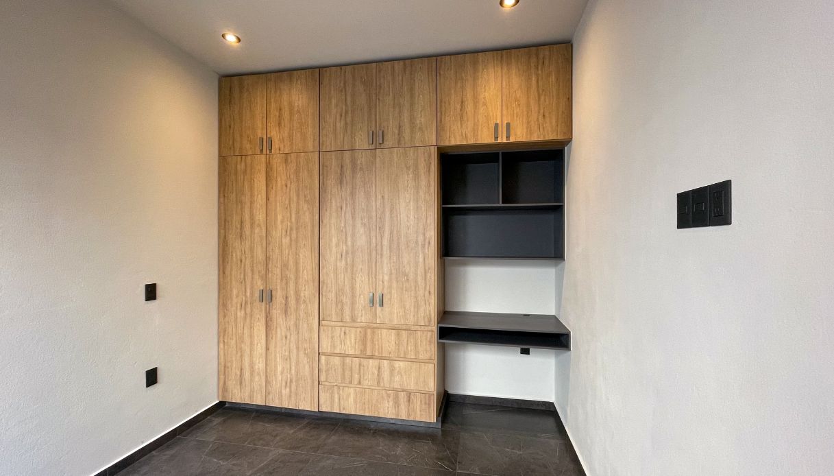 armadio in legno di abete