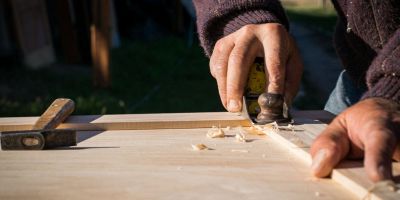 falegname che lavora al legno d'abete per creare mobile su misura