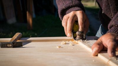falegname che lavora al legno d'abete per creare mobile su misura