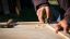 falegname che lavora al legno d'abete per creare mobile su misura