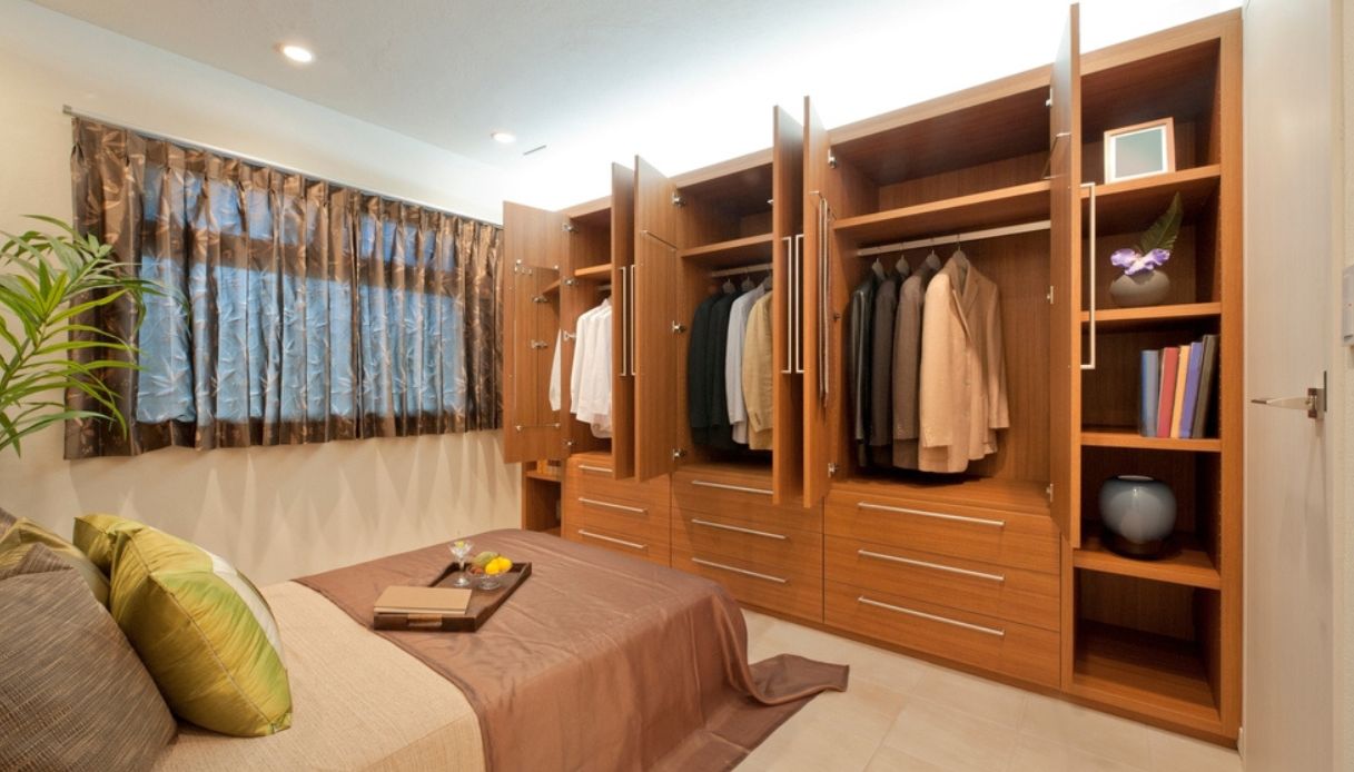 camera da letto con armadio su misura in legno