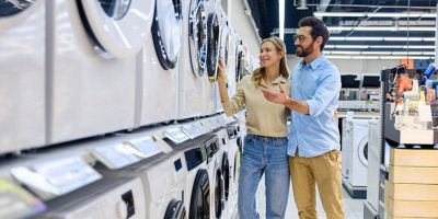 due persone acquistano con il bonus elettrodomestici una nuova lavatrice