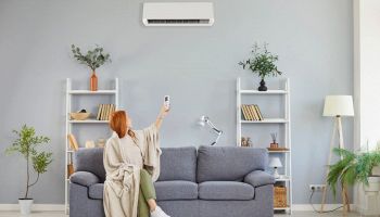 persona che usa il condizionatore in inverno