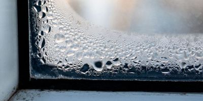 condensa che si forma sulla finestra