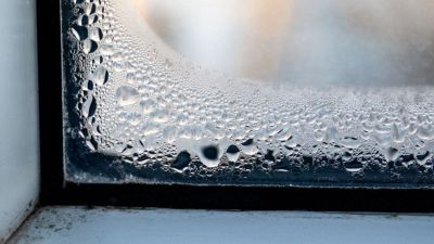 condensa che si forma sulla finestra