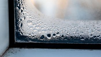 condensa che si forma sulla finestra