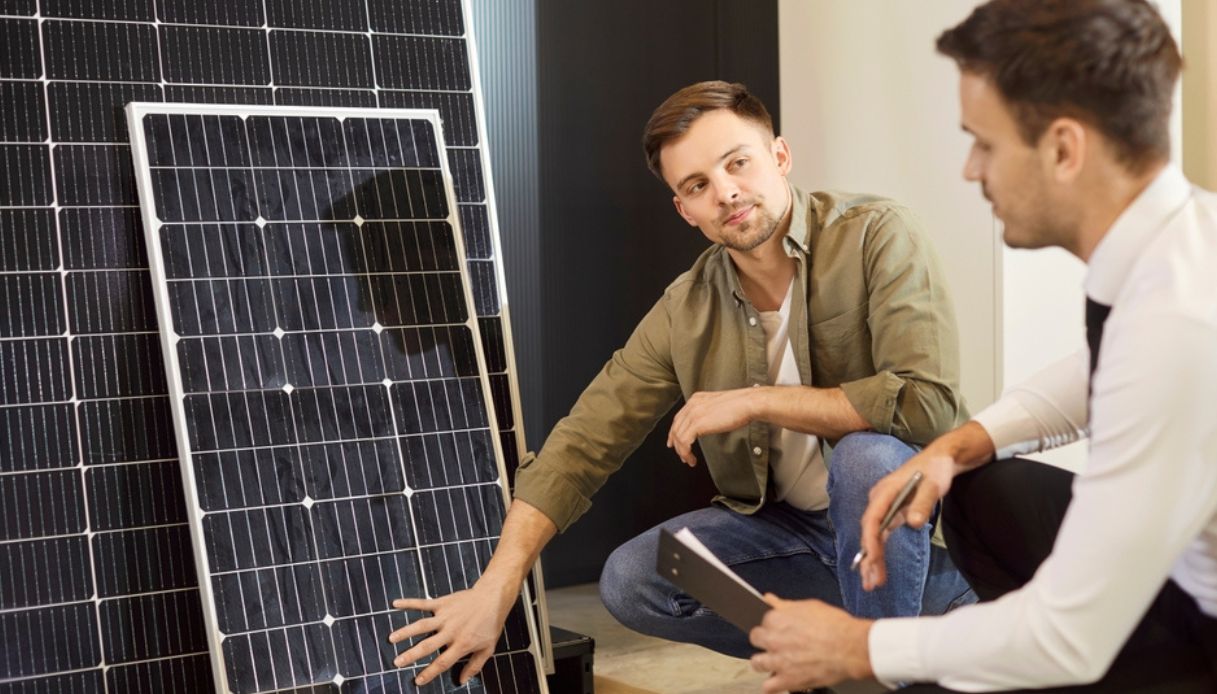 persona che sceglie il fotovoltaico per la sua casa