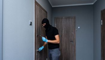 ladro compie un furto in casa