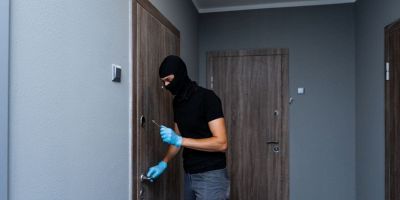 ladro compie un furto in casa