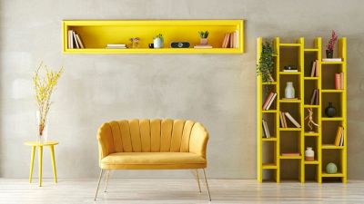 arredamento giallo con nicchia in soggiorno lunga e stretta