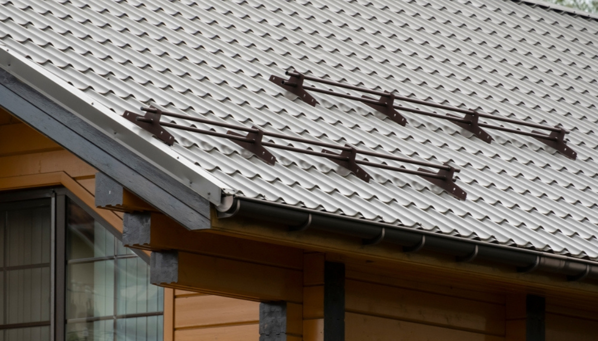 casa con tetto in metallo