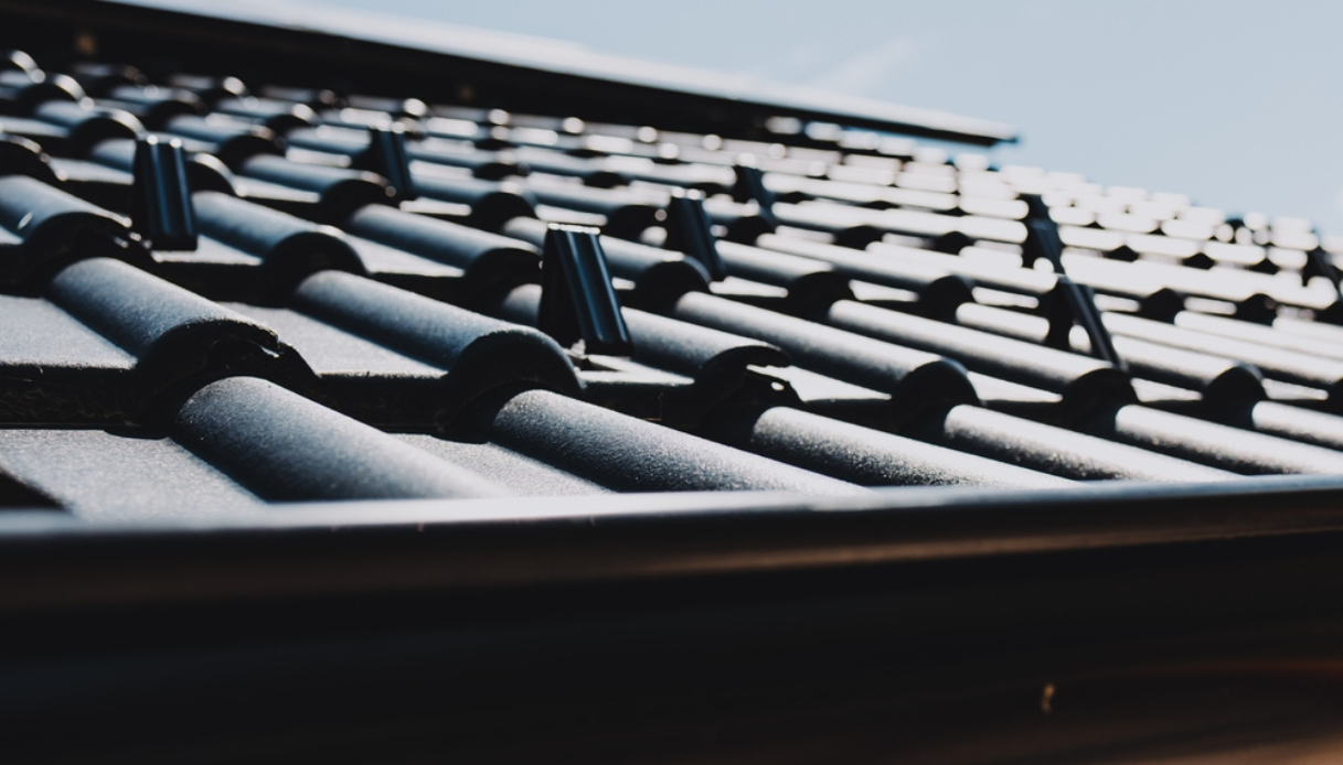 casa con tetto in metallo