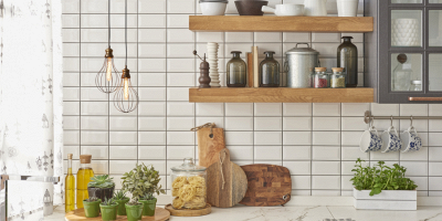 cucina con piastrelle bianche