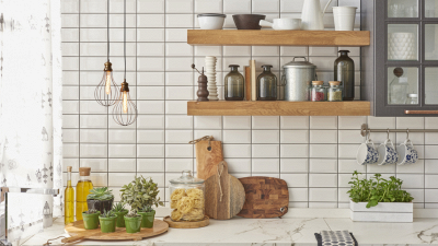 cucina con piastrelle bianche