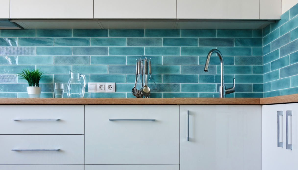 cucina bianca con piastrelle blu