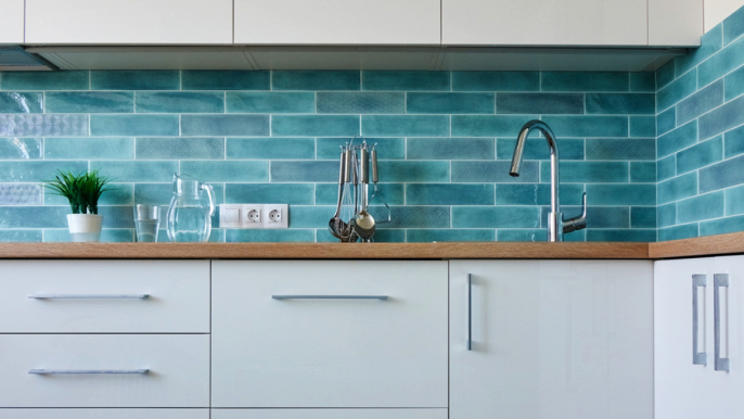 cucina bianca con piastrelle blu
