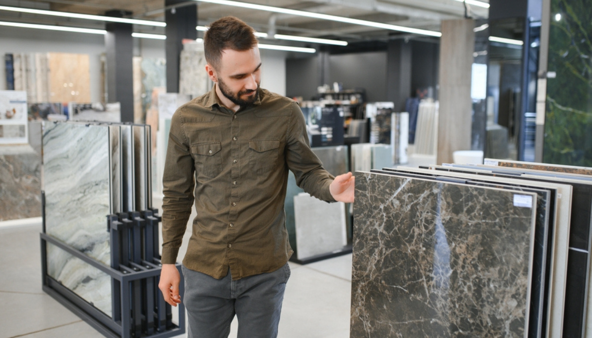 ragazzo che sceglie piastrelle