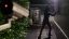 un ladro cerca di entrare in una casa ma viene ripreso dalla videocamera