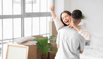 due persone felici dopo aver acquistato casa con dl semplificazioni casa donata e mutuo più semplice