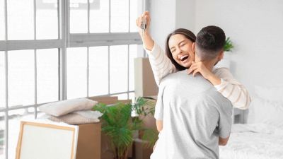 due persone felici dopo aver acquistato casa con dl semplificazioni casa donata e mutuo più semplice