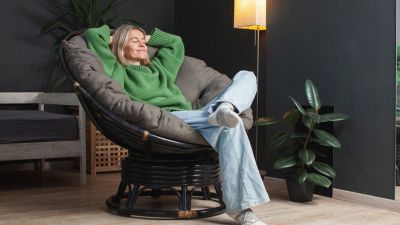persona che si rilassa a casa in perfetto stile nesting