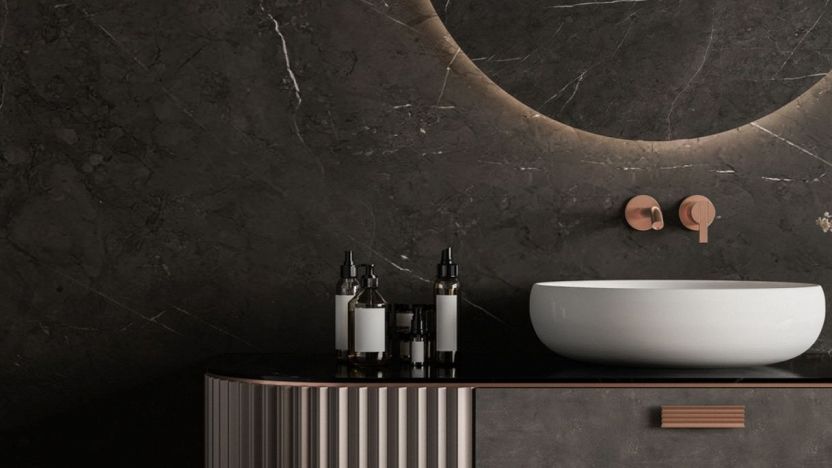Arredare bagno nero e legno: idee, esempi e costi