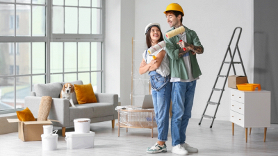 coppia che ridipinge casa