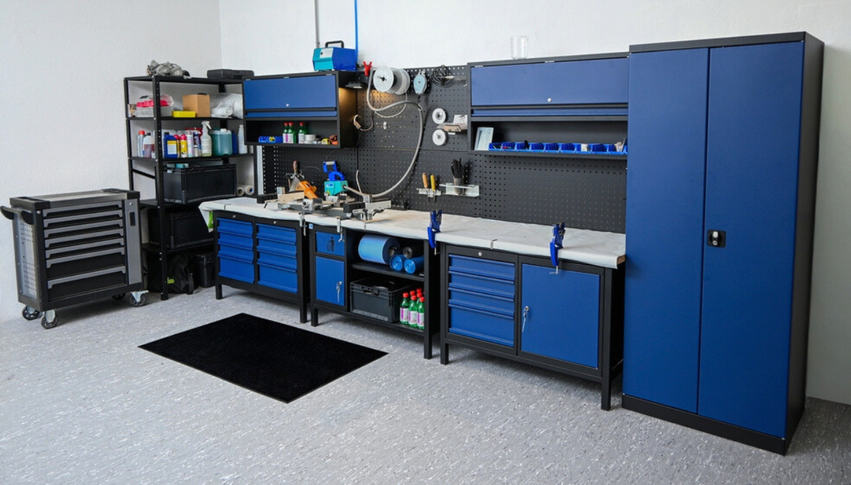 box auto organizzato con zona officina