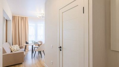 corridoio lungo e stretto di una casa bianco ed elegante