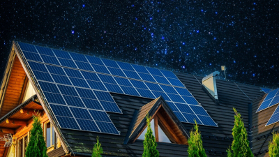 pannello fotovoltaico con cielo stellato